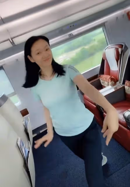 知名主持人周群惹爭議!在高鐵上不顧場合熱舞,扭腰擺手放飛自我