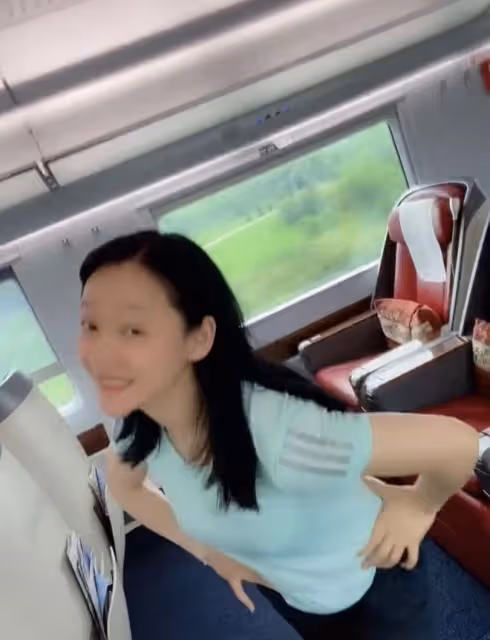知名主持人周群惹爭議!在高鐵上不顧場合熱舞,扭腰擺手放飛自我