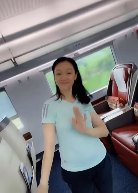 知名主持人周群惹爭議!在高鐵上不顧場合熱舞,扭腰擺手放飛自我