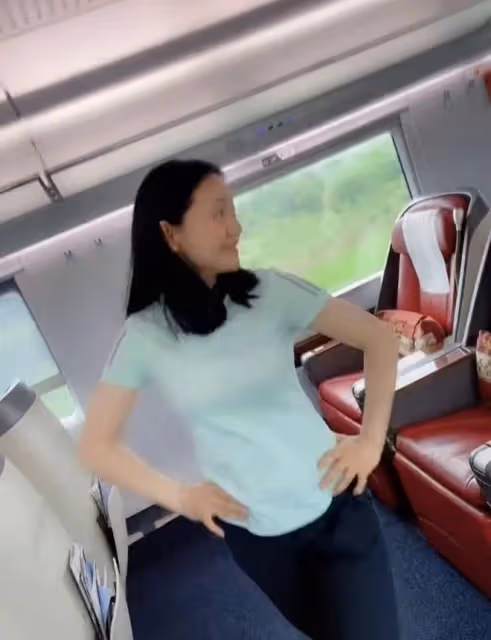 知名主持人周群惹爭議!在高鐵上不顧場合熱舞,扭腰擺手放飛自我