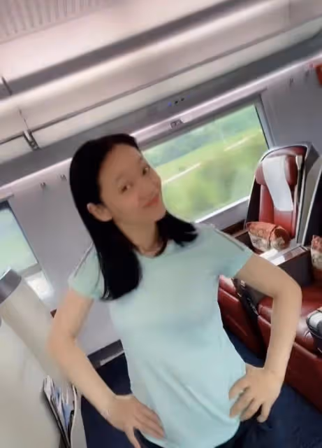 知名主持人周群惹爭議!在高鐵上不顧場合熱舞,扭腰擺手放飛自我