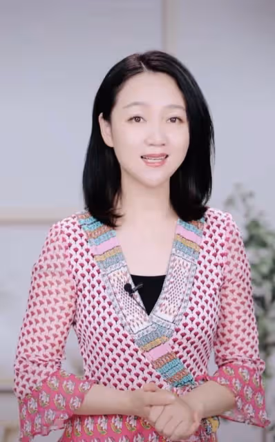 知名主持人周群惹爭議!在高鐵上不顧場合熱舞,扭腰擺手放飛自我