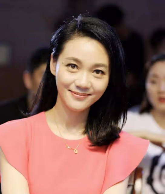 知名主持人周群惹爭議!在高鐵上不顧場合熱舞,扭腰擺手放飛自我