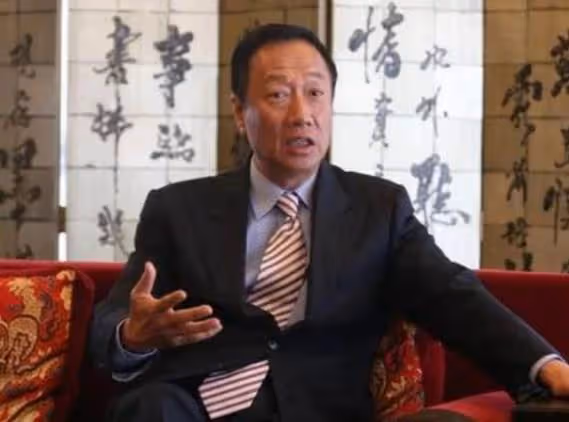 71歲郭台銘國外豪宅曝光!家中藏酒室復古氣息濃郁,背靠湖畔風景怡人,入戶是歐式大花園,停車場可供6輛汽車停放