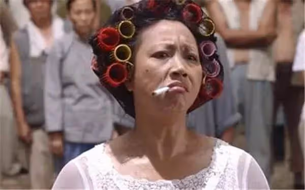 洪金寶成龍師姐,由邦女郎變星女郎而大火,和妹妹有不同的人生