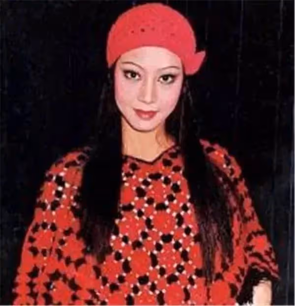 洪金寶成龍師姐,由邦女郎變星女郎而大火,和妹妹有不同的人生
