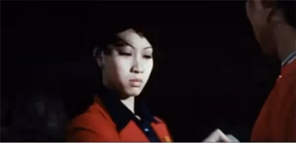 洪金寶成龍師姐,由邦女郎變星女郎而大火,和妹妹有不同的人生