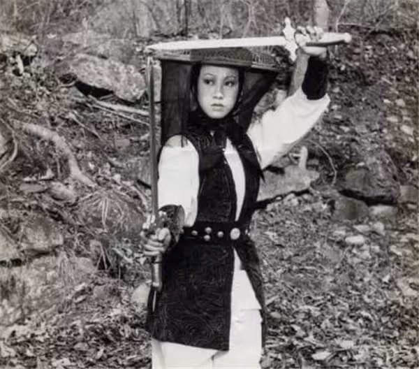 洪金寶成龍師姐,由邦女郎變星女郎而大火,和妹妹有不同的人生