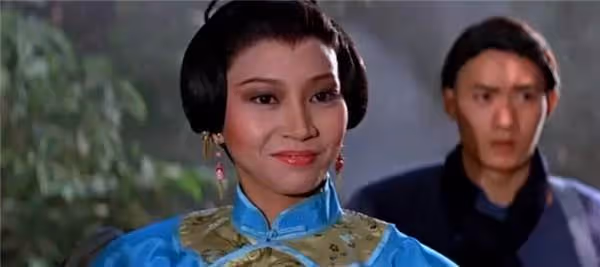洪金寶成龍師姐,由邦女郎變星女郎而大火,和妹妹有不同的人生