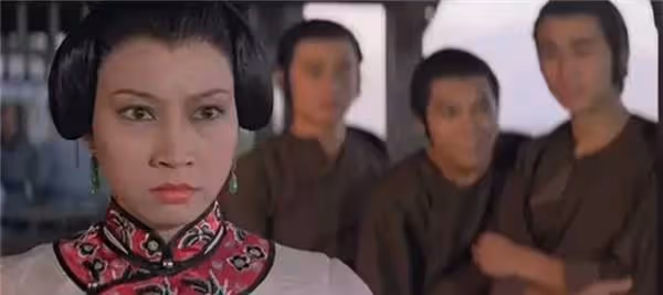 洪金寶成龍師姐,由邦女郎變星女郎而大火,和妹妹有不同的人生