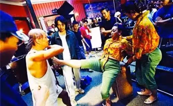 洪金寶成龍師姐,由邦女郎變星女郎而大火,和妹妹有不同的人生