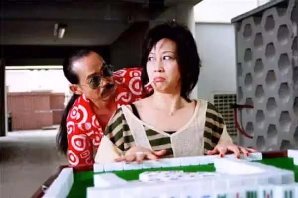 洪金寶成龍師姐,由邦女郎變星女郎而大火,和妹妹有不同的人生