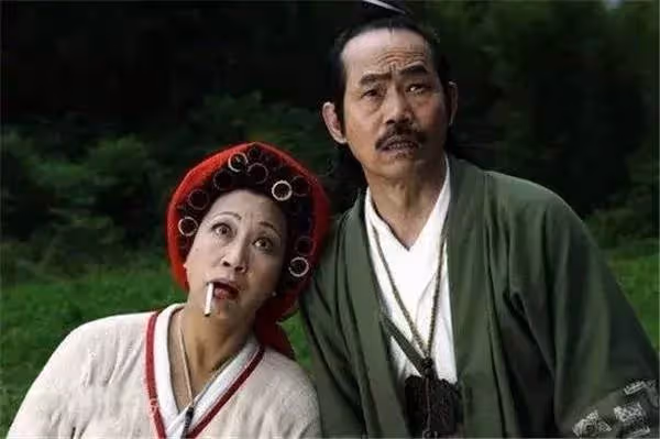 洪金寶成龍師姐,由邦女郎變星女郎而大火,和妹妹有不同的人生