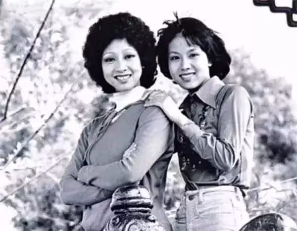 洪金寶成龍師姐,由邦女郎變星女郎而大火,和妹妹有不同的人生