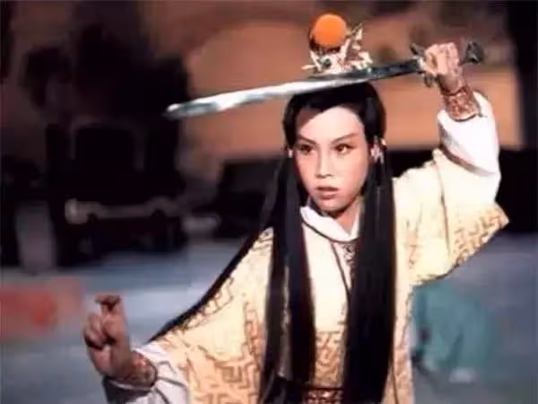 洪金寶成龍師姐,由邦女郎變星女郎而大火,和妹妹有不同的人生