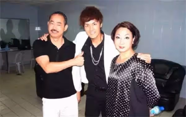 洪金寶成龍師姐,由邦女郎變星女郎而大火,和妹妹有不同的人生