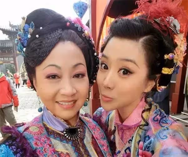 洪金寶成龍師姐,由邦女郎變星女郎而大火,和妹妹有不同的人生