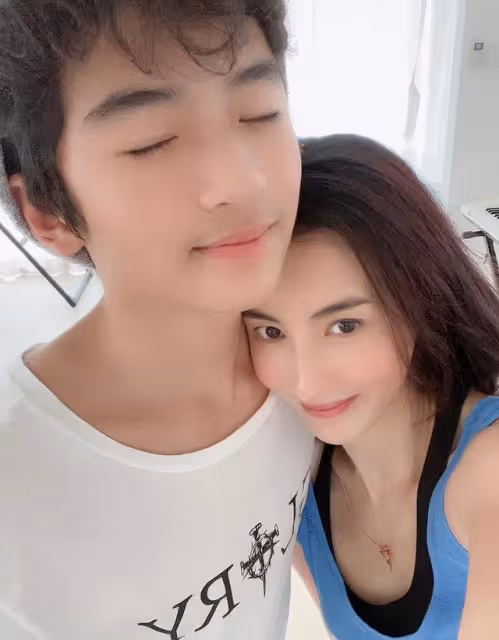 張柏芝曬母子合影,與14歲Lucas互相依偎,秀同款項鍊似情侶