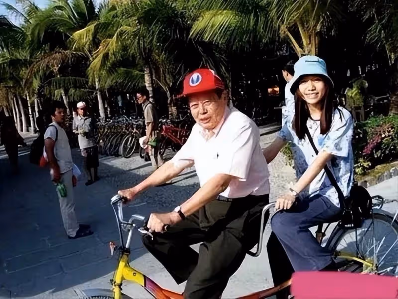 鋼琴家劉詩昆:78歲娶小37歲嬌妻,81歲再得一女,如今還想生兒子,全網羨慕:真是老當益壯