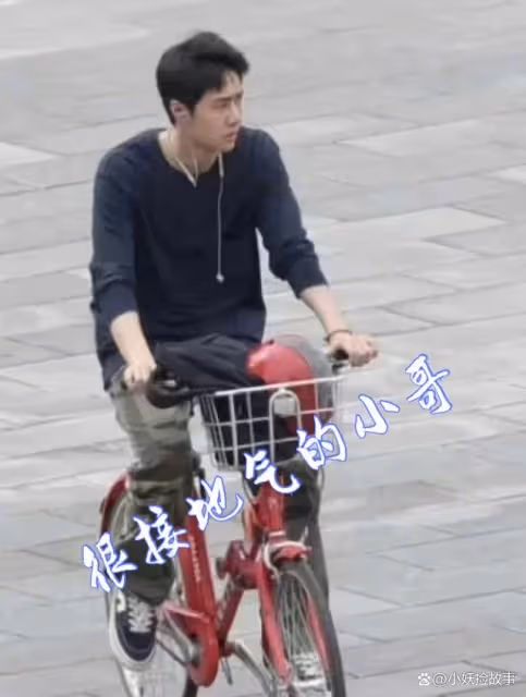 王一博片場騎單車，電影沒拍完路透照頻出，狀態呆萌接地氣