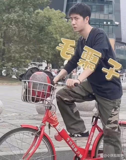 王一博片場騎單車，電影沒拍完路透照頻出，狀態呆萌接地氣