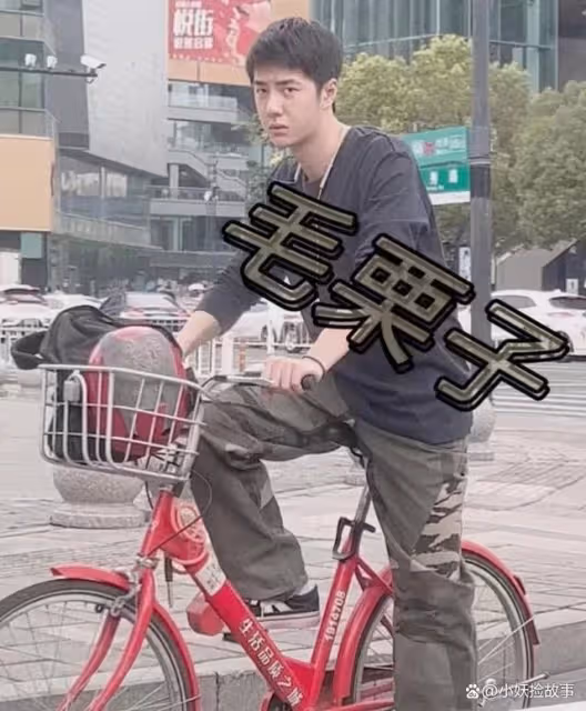 王一博片場騎單車，電影沒拍完路透照頻出，狀態呆萌接地氣