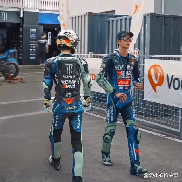 王一博片場騎單車,電影沒拍完路透照頻出,狀態呆萌接地氣