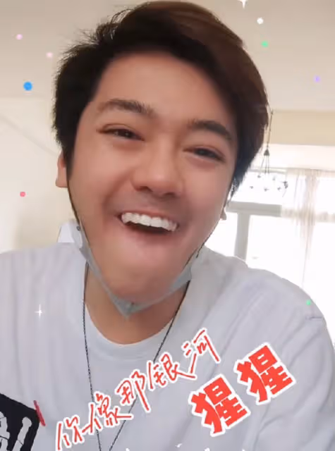 江華父子同框尬舞!28歲兒子陽光帥氣,遺傳媽媽音樂天賦卻不入行