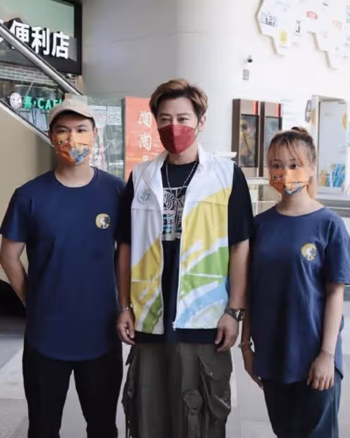 有心!香港知名男星攜妻現身廣州向醫護派飲品,做善心卻被指做秀