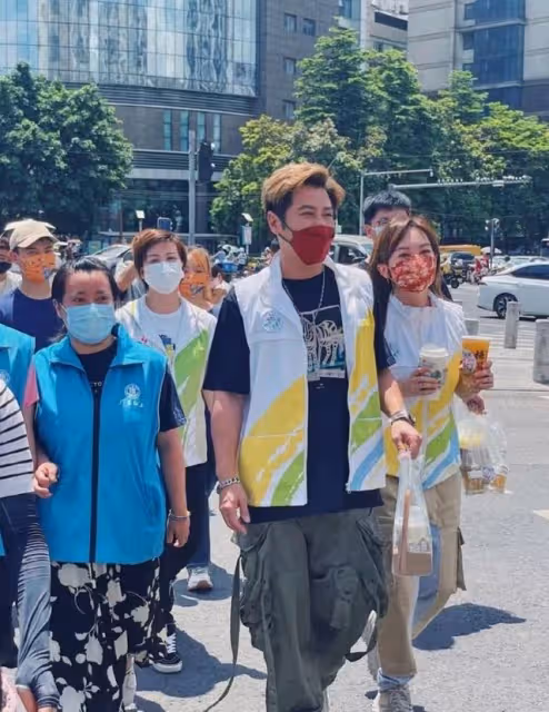 有心!香港知名男星攜妻現身廣州向醫護派飲品,做善心卻被指做秀