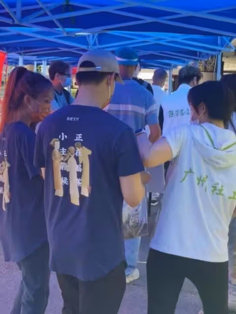有心!香港知名男星攜妻現身廣州向醫護派飲品,做善心卻被指做秀