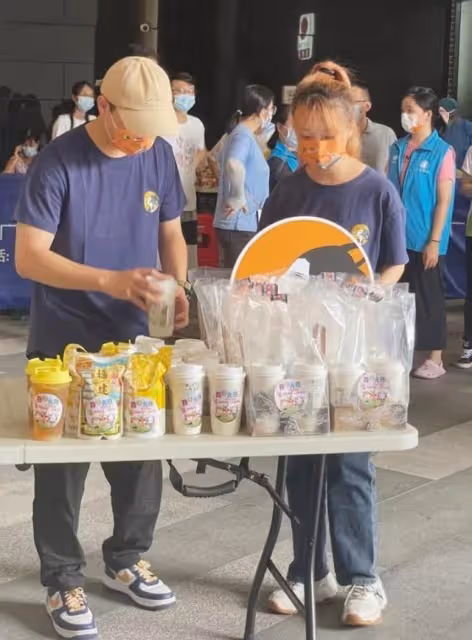 有心!香港知名男星攜妻現身廣州向醫護派飲品,做善心卻被指做秀