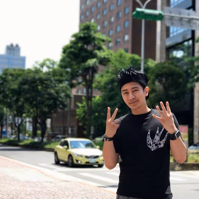 有心!香港知名男星攜妻現身廣州向醫護派飲品,做善心卻被指做秀