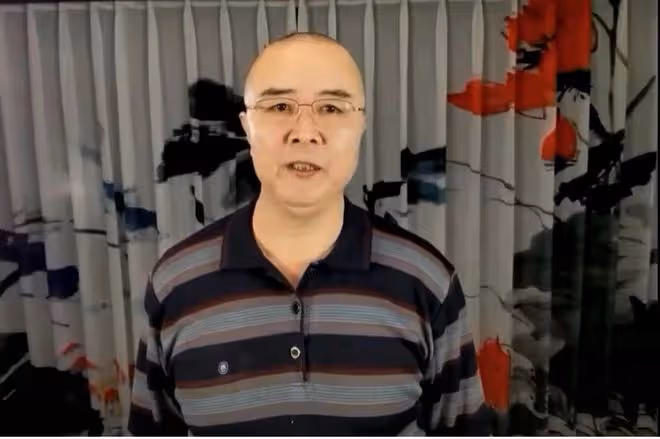 63歲唐僧徐少華街頭嗨唱,場地簡陋發福明顯,給異性送紅包遭圍觀