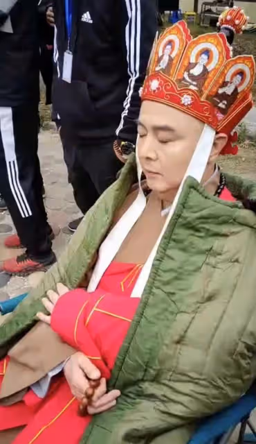 63歲唐僧徐少華街頭嗨唱,場地簡陋發福明顯,給異性送紅包遭圍觀