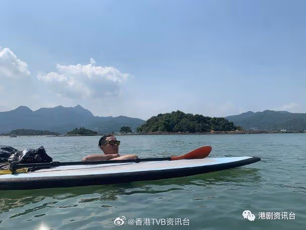 黃翠如炎夏出海消暑!黃宗澤玩直立板笑容滿臉