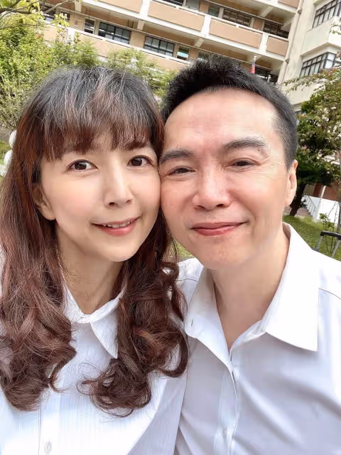 消失螢光幕2年,50歲本土男星攜妻完成年輕最大遺憾,開心宣布第1名畢業哽咽:爸爸有看到嗎