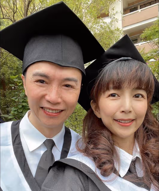 消失螢光幕2年,50歲本土男星攜妻完成年輕最大遺憾,開心宣布第1名畢業哽咽:爸爸有看到嗎