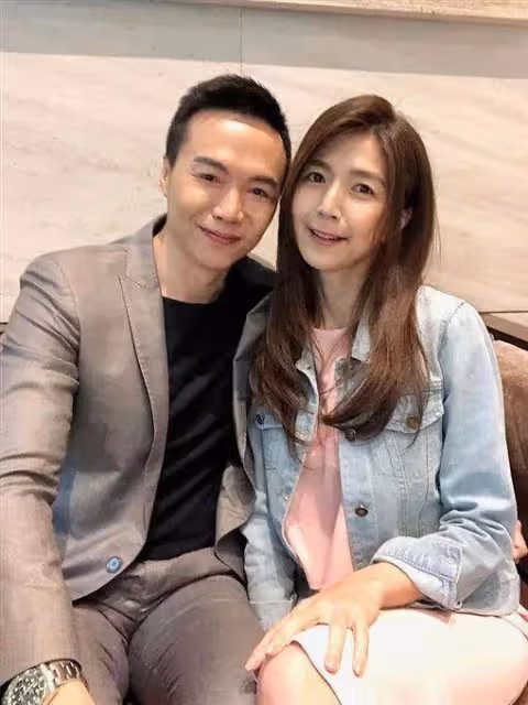 消失螢光幕2年,50歲本土男星攜妻完成年輕最大遺憾,開心宣布第1名畢業哽咽:爸爸有看到嗎