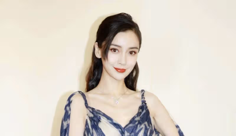 baby18歲日本舊照曝光!一頭卷髪性感十足,大膽在街上吃雪糕,網友:黃曉明不後悔嗎?