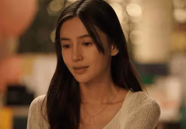 baby18歲日本舊照曝光!一頭卷髪性感十足,大膽在街上吃雪糕,網友:黃曉明不後悔嗎?