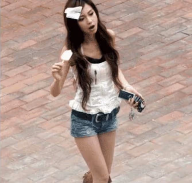 baby18歲日本舊照曝光!一頭卷髪性感十足,大膽在街上吃雪糕,網友:黃曉明不後悔嗎?