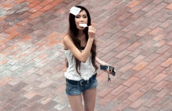 baby18歲日本舊照曝光!一頭卷髪性感十足,大膽在街上吃雪糕,網友:黃曉明不後悔嗎?