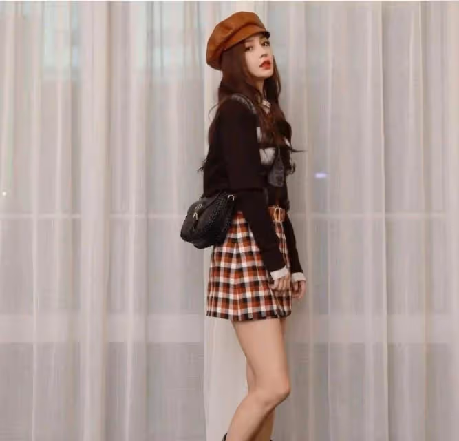 baby18歲日本舊照曝光!一頭卷髪性感十足,大膽在街上吃雪糕,網友:黃曉明不後悔嗎?