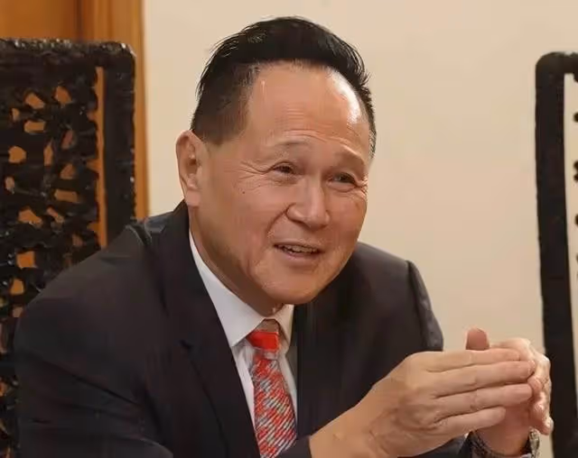 85歲知名富商又曝新戀情!漂亮女友30歲左右,身材豐滿四肢纖細