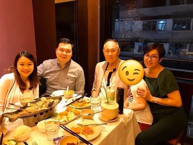 85歲知名富商又曝新戀情!漂亮女友30歲左右,身材豐滿四肢纖細