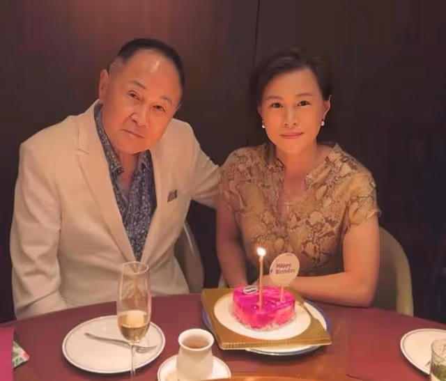85歲知名富商又曝新戀情!漂亮女友30歲左右,身材豐滿四肢纖細
