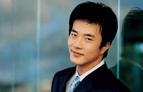 權相佑:憑《天國的階梯》爆紅,32歲娶孫泰英,如今成百億樓王