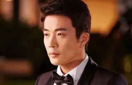 權相佑:憑《天國的階梯》爆紅,32歲娶孫泰英,如今成百億樓王