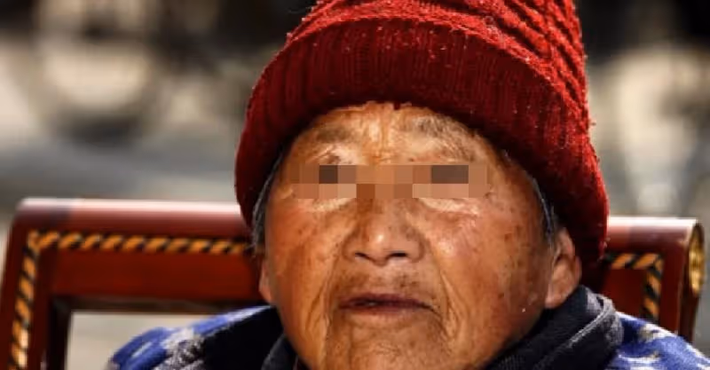 老人收養倆孤兒，老人去世沒人送行，有錢的孩子卻說工作忙